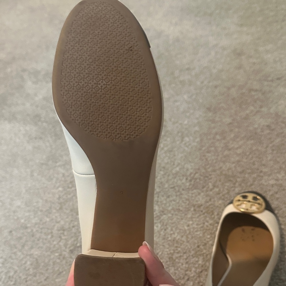 Tory Burch Two-Tone Ivory and Black Leather Ballet Flats with Gold Logo - Picture 8 of 8